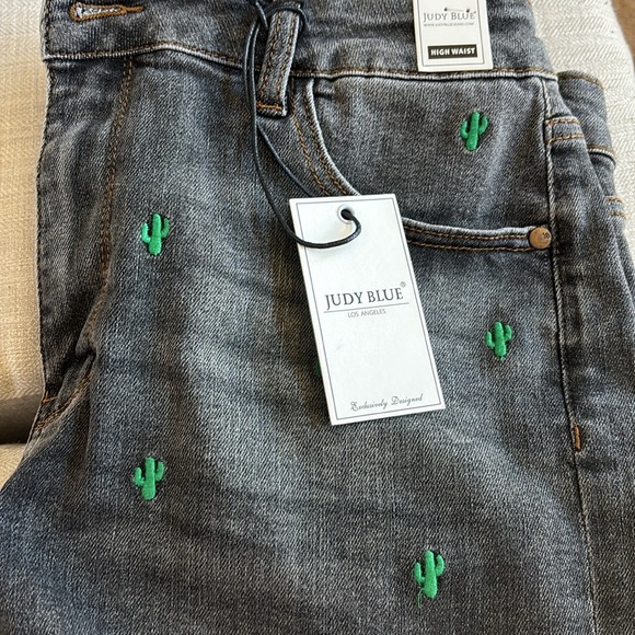 Judy Blue Cactus Embroidered Grey High Waist Cut Off Shorts! So Adorable! XL - Picture 8 of 9